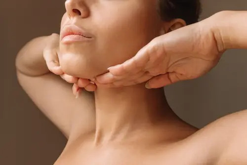 LA MICROSTIMULATION COU & DECOLLETE